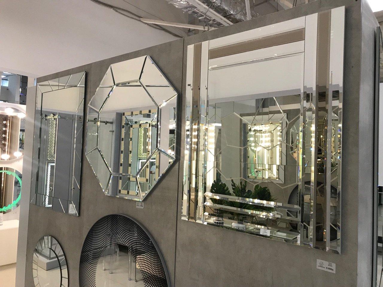 Mirrored glass. Магазин зеркал. Зеркала в интерьере магазина. Экспозиция зеркал. Выставка зеркал в магазине.